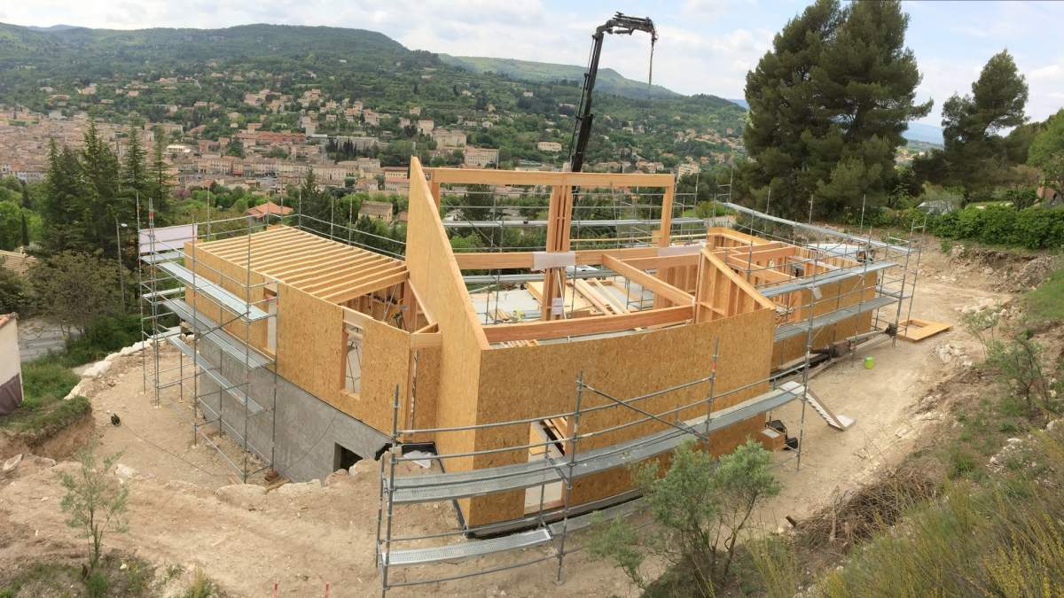 fabrication et construction du gros oeuvre de votre maison en ossature bois par un artisan charpentier à APT 84400 en Provence
